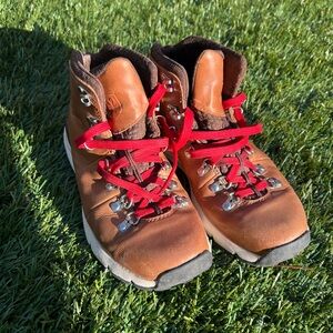 Danner women’s mountain 600 4.5 hiking boots saddle tan sz 7 Vibram soles